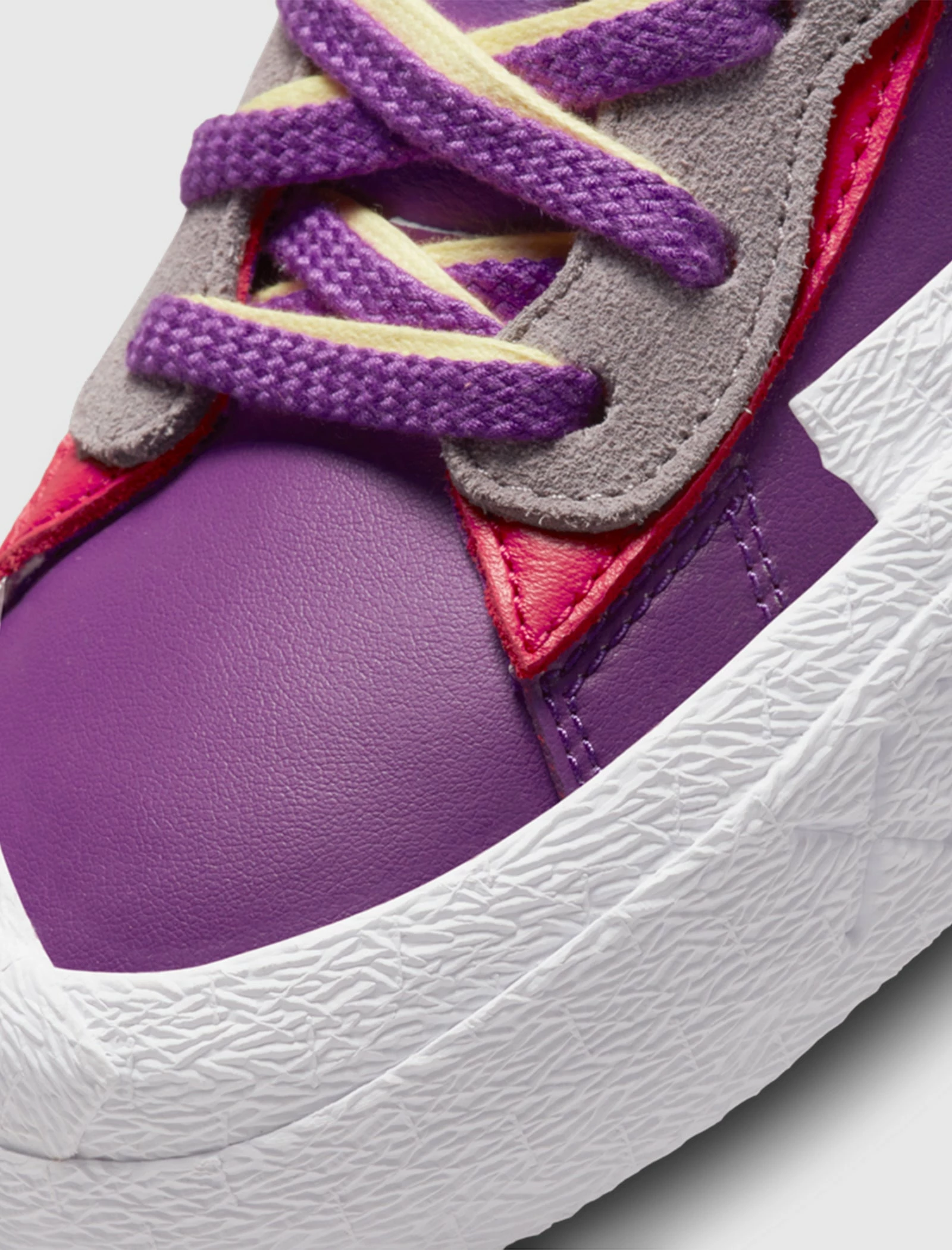 Nike KAWS X SACAI BLAZER LOW - Image 2