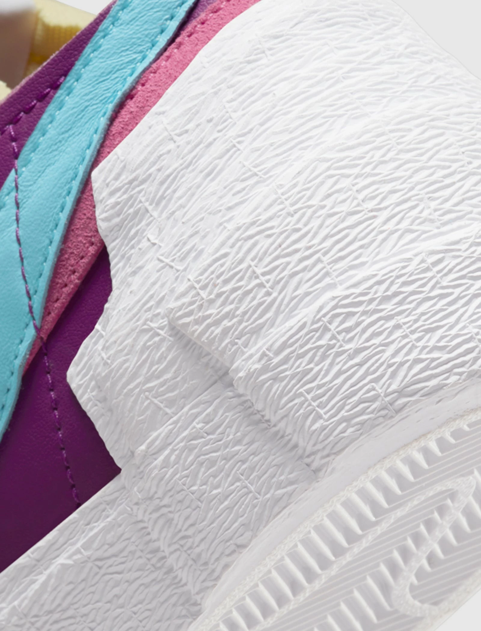 Nike KAWS X SACAI BLAZER LOW - Image 3