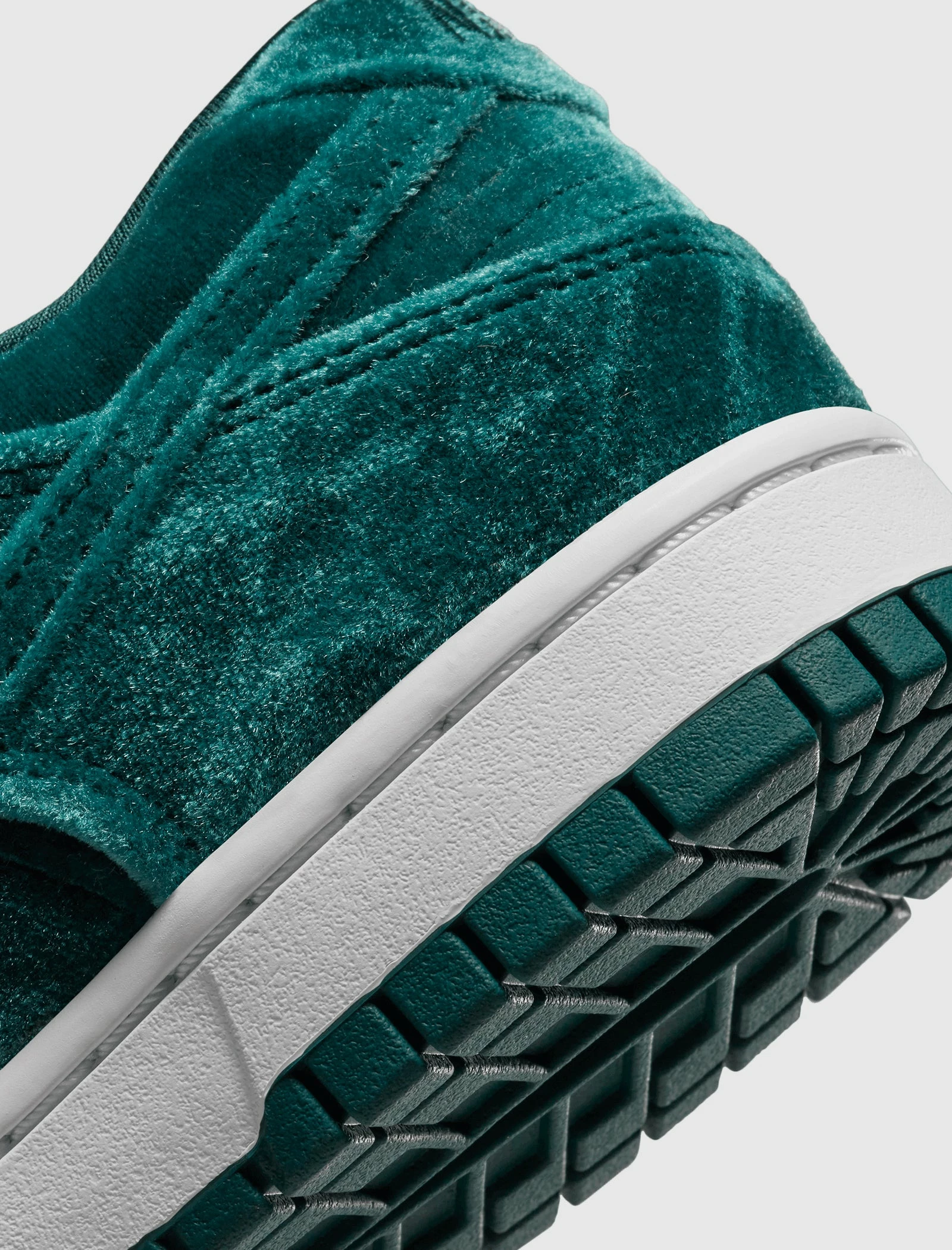 Nike WOMEN'S DUNK LOW "GREEN VELVET" - Image 3