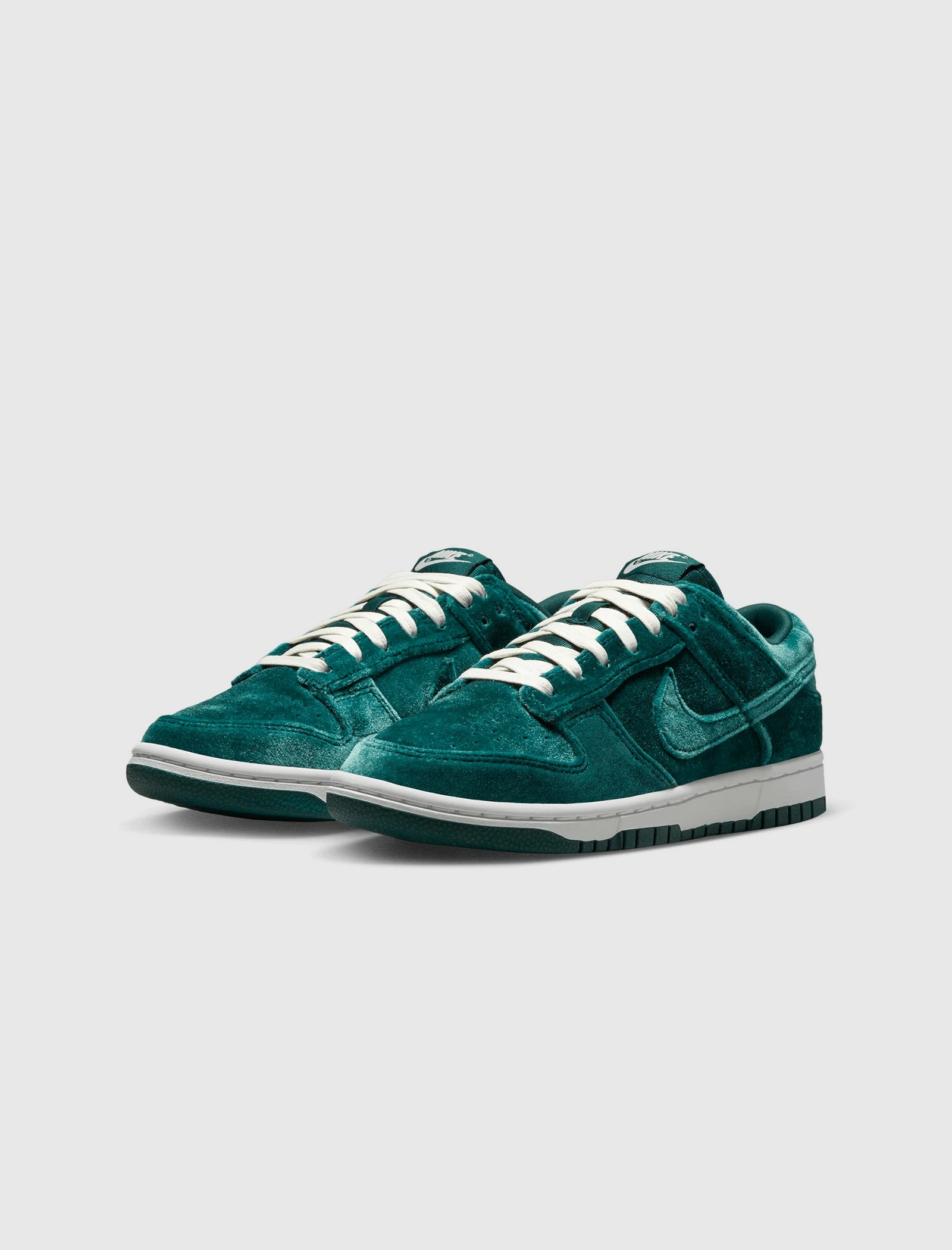 Nike WOMEN'S DUNK LOW "GREEN VELVET" - Image 4