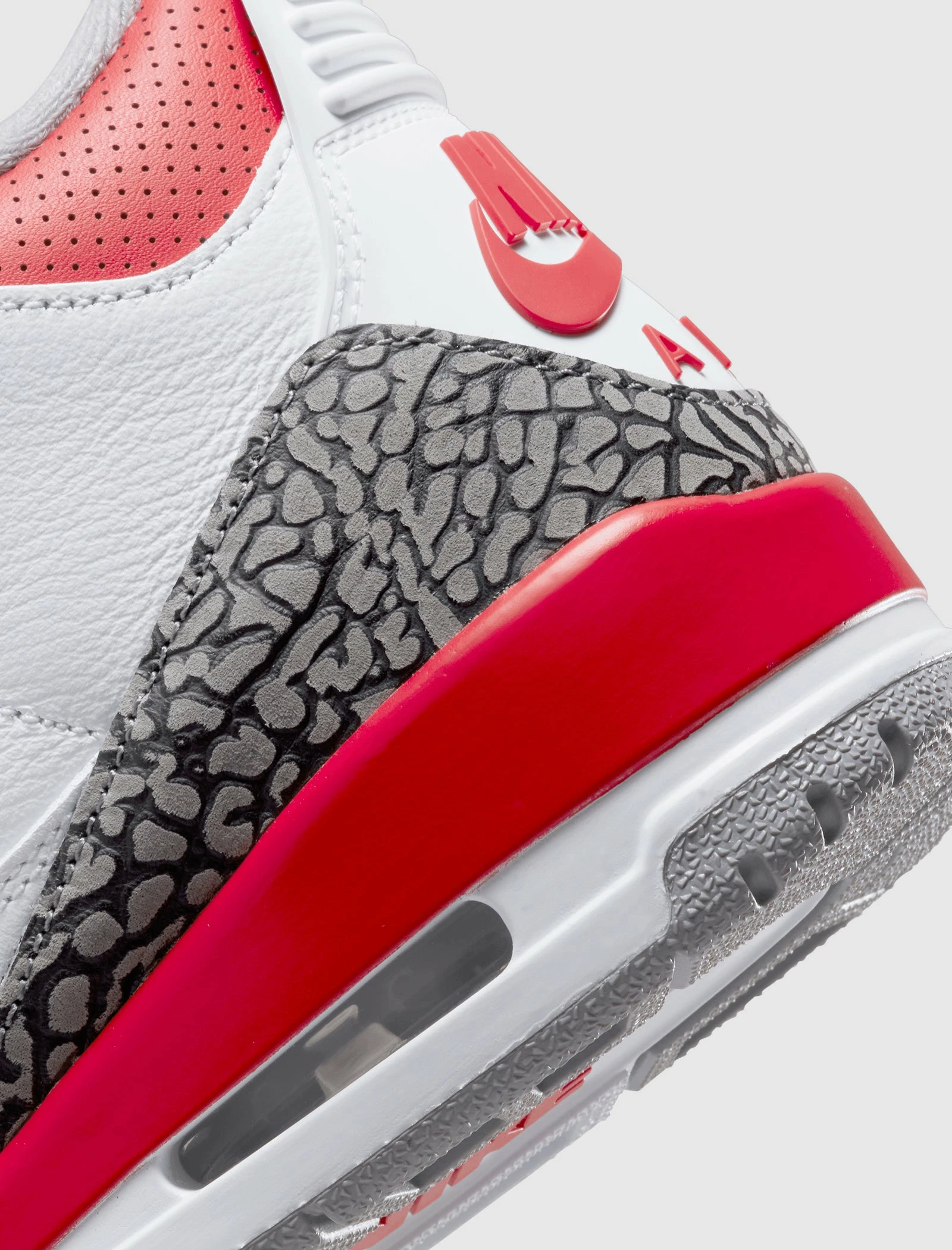 Jordan Brand AIR JORDAN 3 "FIRE RED" - Image 3